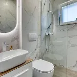 Luxury Family Apartment With Jacuzzi & Sea View Near Dubrovnik Lägenhet